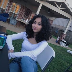 Meet your Posher, Larissa